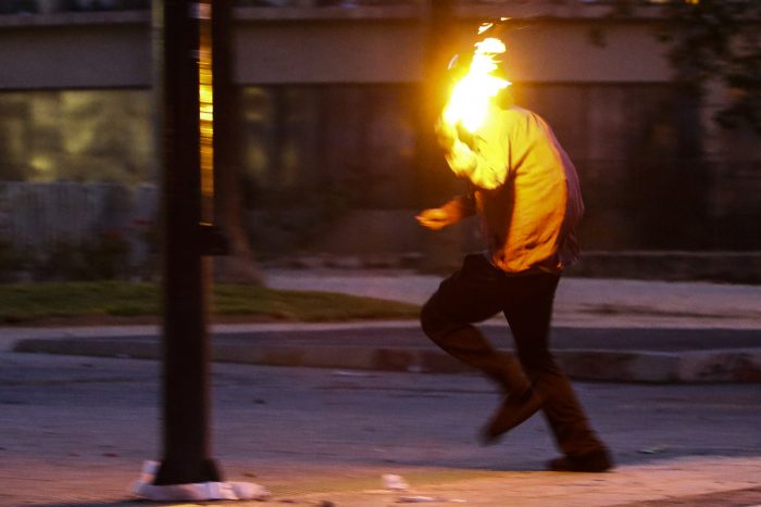 Justicia absuelve a dos jóvenes acusados de portar bombas molotov y robo en lugar no habitado durante el estallido social: estuvieron 15 meses privados de libertad Justicia absuelve a dos jóvenes acusados de portar bombas molotov y robo en lugar no habitado durante el estallido social: estuvieron 15 meses privados de libertad