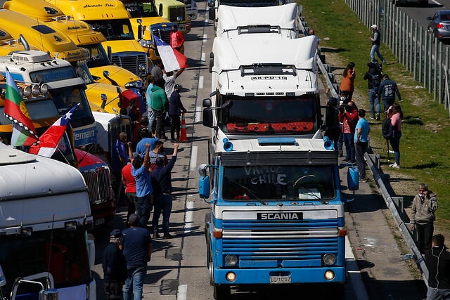 Otra vez el fantasma de los camioneros ronda a La Moneda: amenazan con bloqueo de carreteras si Gobierno no toma medidas por ataques en la Macrozona Sur Otra vez el fantasma de los camioneros ronda a La Moneda: amenazan con bloqueo de carreteras si Gobierno no toma medidas por ataques en la Macrozona Sur