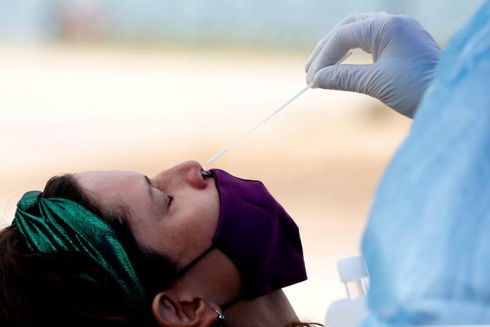 Covid-19 en Chile: 10 regiones disminuyen casos en última semana y se registran 3.138 contagios diarios Covid-19 en Chile: 10 regiones disminuyen casos en última semana y se registran 3.138 contagios diarios