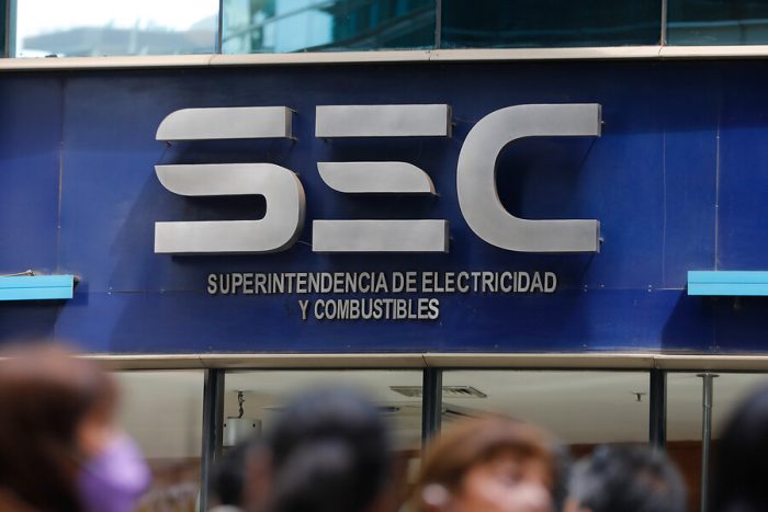 Vecinos de Puente Alto contra CGE por corte de suministro de tres días: presentaron reclamo ante SEC Vecinos de Puente Alto contra CGE por corte de suministro de tres días: presentaron reclamo ante SEC