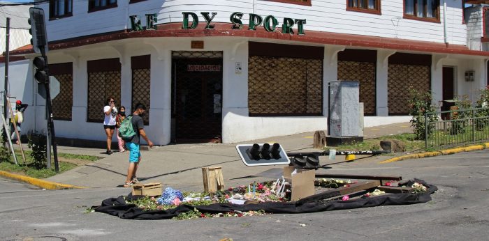 “No fue legítima defensa, fue un asesinato”: familiares de Francisco Martínez manifiestan su rechazo a rebaja de cautelar para carabinero “No fue legítima defensa, fue un asesinato”: familiares de Francisco Martínez manifiestan su rechazo a rebaja de cautelar para carabinero