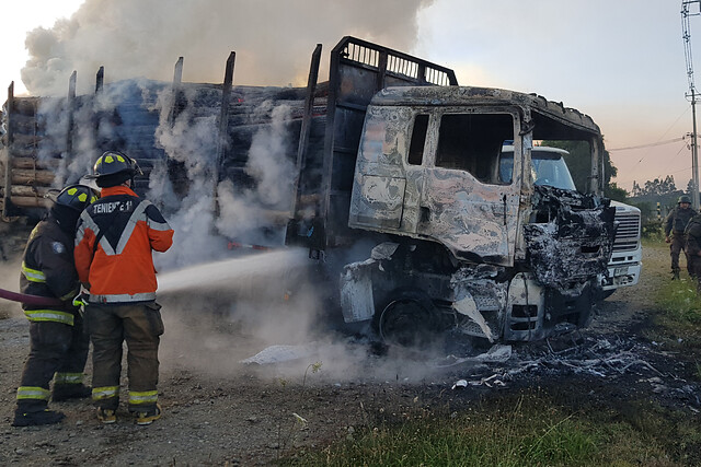 Serie de ataques incendiarios en provincia de Arauco deja al menos siete camiones quemados y un conductor herido a bala Serie de ataques incendiarios en provincia de Arauco deja al menos siete camiones quemados y un conductor herido a bala