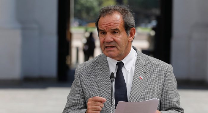 “Portazo” a vacunación de grupos de extranjeros: Izkia Siches pide rectificar y excanciller cuestiona el giro “trumpista” del Gobierno “Portazo” a vacunación de grupos de extranjeros: Izkia Siches pide rectificar y excanciller cuestiona el giro “trumpista” del Gobierno