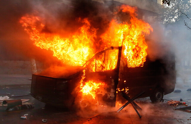Incendian carro policial en medio de manifestaciones ocurridas en sector Bellavista de Santiago Incendian carro policial en medio de manifestaciones ocurridas en sector Bellavista de Santiago