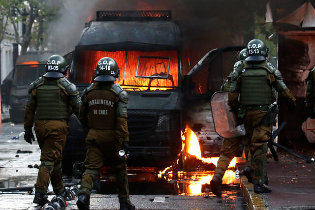 Protestas en Santiago contra la brutalidad policial dejan 45 detenidos Protestas en Santiago contra la brutalidad policial dejan 45 detenidos
