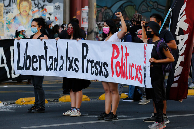 Manifestaciones en la Alameda por presos del estallido: estaciones Baquedano y U. Católica se encuentran cerradas Manifestaciones en la Alameda por presos del estallido: estaciones Baquedano y U. Católica se encuentran cerradas
