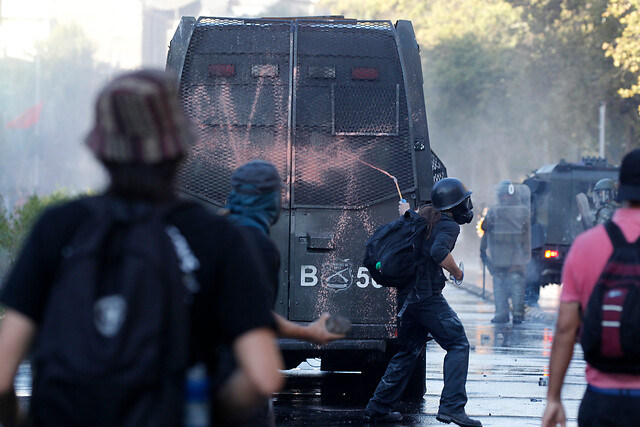 Una mujer con daño ocular, una persona atropellada por Carabineros y 19 detenidos: lo que dejó la jornada de manifestaciones en Plaza Italia Una mujer con daño ocular, una persona atropellada por Carabineros y 19 detenidos: lo que dejó la jornada de manifestaciones en Plaza Italia