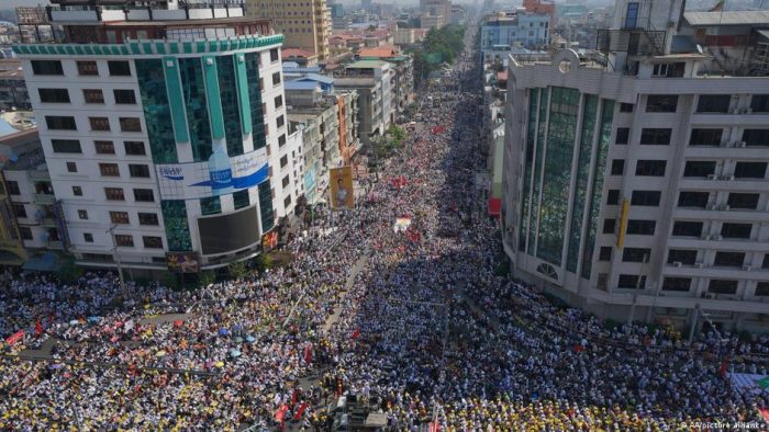 Masiva manifestación en Birmania desafía al Ejército