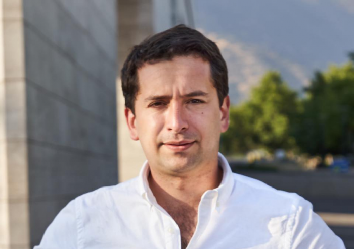 Dispersión UDI en Vitacura: militantes del gremialismo se cuadran con candidato a alcalde apoyado por JAK Dispersión UDI en Vitacura: militantes del gremialismo se cuadran con candidato a alcalde apoyado por JAK