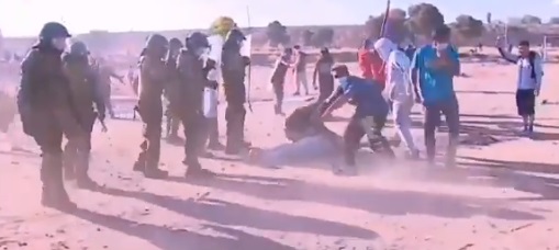 Desalojo en toma de Maipú terminó con fuertes enfrentamientos entre Carabineros y pobladores Desalojo en toma de Maipú terminó con fuertes enfrentamientos entre Carabineros y pobladores