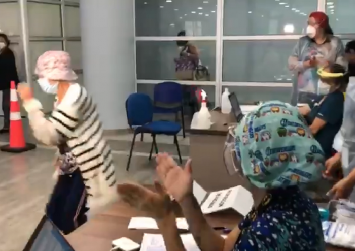 No pudo con la emoción: mujer de 86 celebra con un baile tras ser vacunada contra el coronavirus en Antofagasta