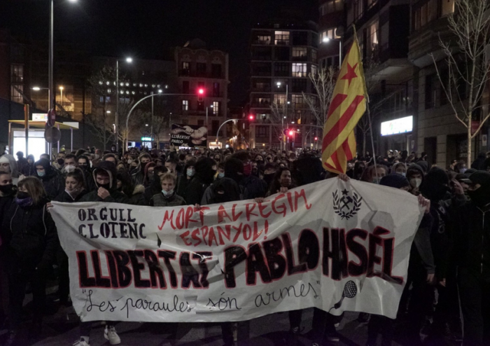 Miles de personas salen a las calles de Cataluña y España por detención de rapero Pablo Hasel