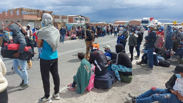La Moneda opta por mano dura para la crisis humanitaria en el norte: anuncian vuelo para deportar a 100 migrantes y advierten con expulsión a quienes ingresen de forma irregular a Chile La Moneda opta por mano dura para la crisis humanitaria en el norte: anuncian vuelo para deportar a 100 migrantes y advierten con expulsión a quienes ingresen de forma irregular a Chile