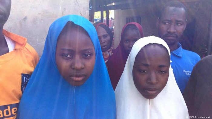 Cientos de niñas fueron raptadas por milicias en Nigeria Cientos de niñas fueron raptadas por milicias en Nigeria