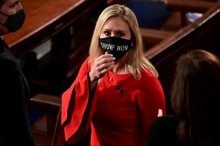 Congresista republicana fue expulsada de comisiones por difundir teorías conspiratorias: QAnon crea una crisis de identidad dentro del partido Congresista republicana fue expulsada de comisiones por difundir teorías conspiratorias: QAnon crea una crisis de identidad dentro del partido