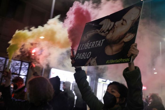 “Nuestros estimados pacifistas”: influencer hace una parodia de la violencia por encarcelamiento de rapero Pablo Hasél