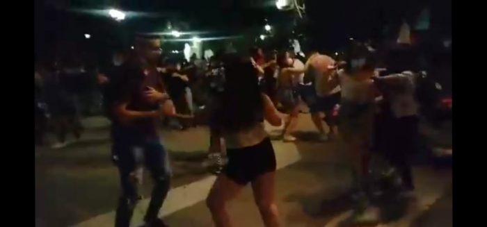 Vecinos registran masiva fiesta clandestina en Paseo Bulnes y a metros de La Moneda Vecinos registran masiva fiesta clandestina en Paseo Bulnes y a metros de La Moneda
