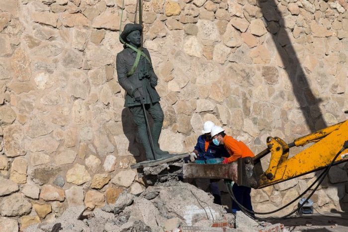 Retiran la última estatua del dictador Francisco Franco que quedaba en pie en España Retiran la última estatua del dictador Francisco Franco que quedaba en pie en España