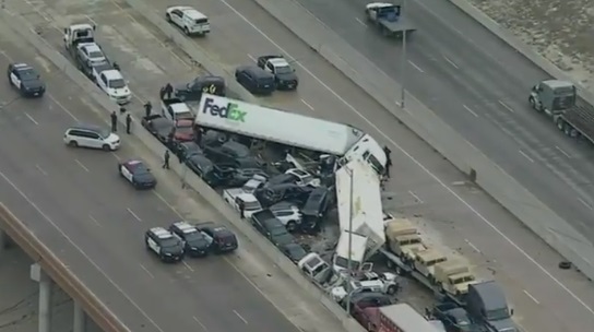 Trágico accidente múltiple en Texas que involucró a cerca de 100 vehículos dejó cinco víctimas fatales