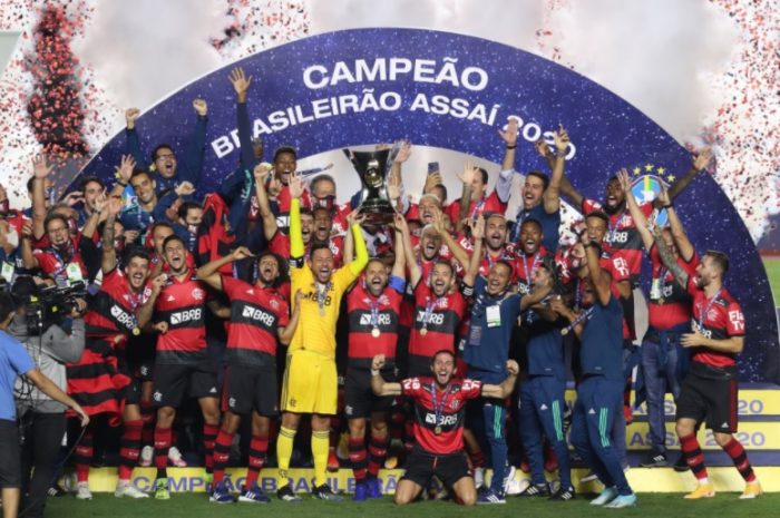 Con Mauricio Isla como titular: Flamengo vuelve a ser campeón en Brasil pese a perder en la última jornada