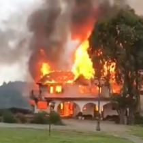 Nuevo ataque incendiario se registra en La Araucanía: desconocidos queman una casona, un galpón y un vehículo