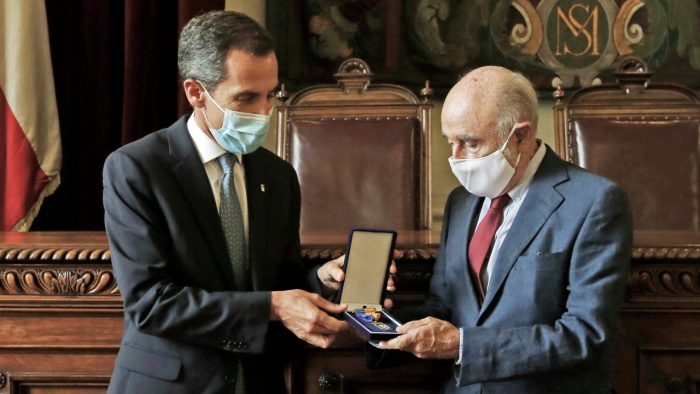 Carlos Aldunate recibe Medalla de Santiago por sus 39 años como director del Museo Chileno de Arte Precolombino