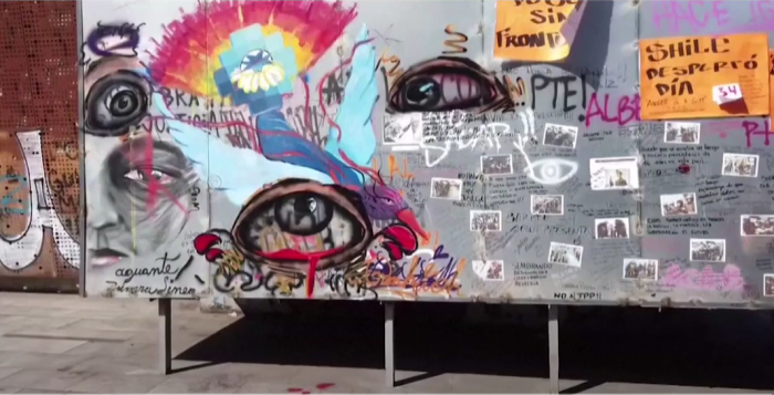 Colectivo realiza campaña de recolección de fondos para publicar libro con fotografías de grafitis del estallido Colectivo realiza campaña de recolección de fondos para publicar libro con fotografías de grafitis del estallido