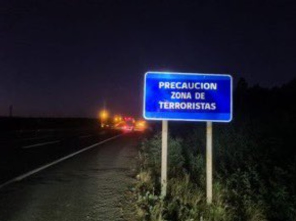 “Precaución zona de terroristas”: intervienen señaléticas en el ingreso a La Araucanía “Precaución zona de terroristas”: intervienen señaléticas en el ingreso a La Araucanía