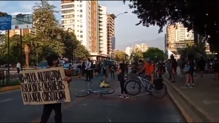 Manifestantes llegan a Plaza Ñuñoa para protestar por muerte de malabarista Francisco Martínez Manifestantes llegan a Plaza Ñuñoa para protestar por muerte de malabarista Francisco Martínez