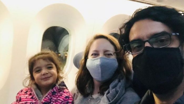 “Imponen una multa y una pena de cárcel por no haber hecho nada”: la familia chilena que no puede volver a su casa de Reino Unido por las restricciones contra el covid