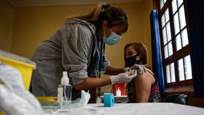 Coronavirus en Chile: cómo se explica que pese a la buena vacunación tenga la tasa de contagio más alta desde el comienzo de la pandemia Coronavirus en Chile: cómo se explica que pese a la buena vacunación tenga la tasa de contagio más alta desde el comienzo de la pandemia