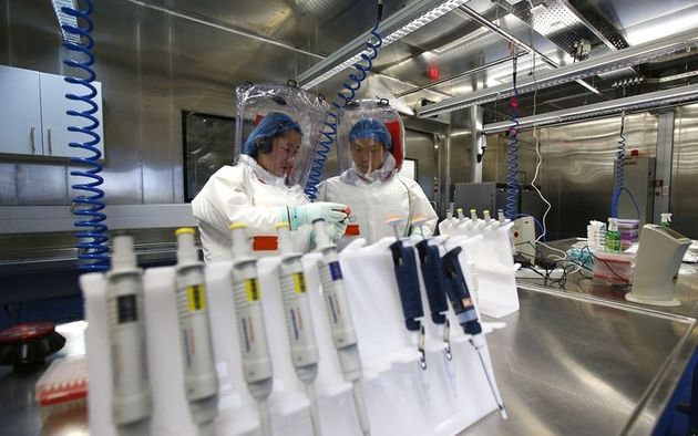 Por décadas, los científicos han estado potenciando y manipulando virus, con la esperanza de prevenir una pandemia, y no causarla. ¿Pero, y si …? Por décadas, los científicos han estado potenciando y manipulando virus, con la esperanza de prevenir una pandemia, y no causarla. ¿Pero, y si …?