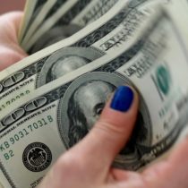 Dólar abre a la baja en Chile tras alza de tasas y alto registro del IPC en abril