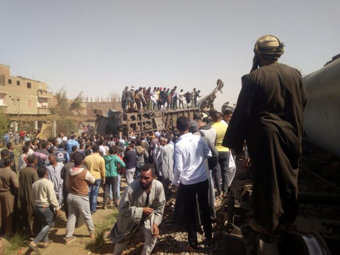 Al menos 32 muertos y decenas de heridos tras choque de dos trenes en Egipto