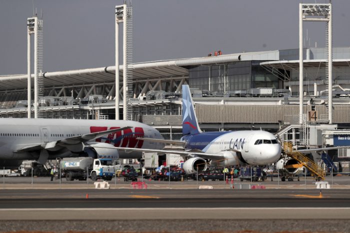 Funcionarios de aeronáutica civil piden cerrar aeropuerto ante alza de casos Covid-19: «Es impresentable que se mantengan abiertas las rutas de ingreso» Funcionarios de aeronáutica civil piden cerrar aeropuerto ante alza de casos Covid-19: