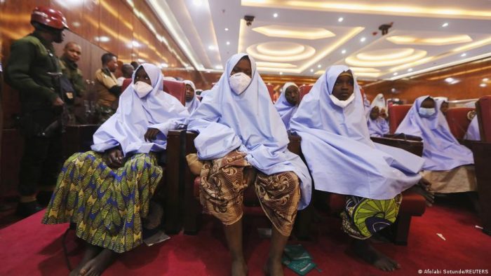 Liberan a alumnas secuestradas en colegio de Nigeria Liberan a alumnas secuestradas en colegio de Nigeria