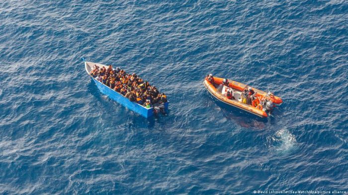 Mueren 14 migrantes tras hundirse dos embarcaciones en aguas de Túnez Mueren 14 migrantes tras hundirse dos embarcaciones en aguas de Túnez
