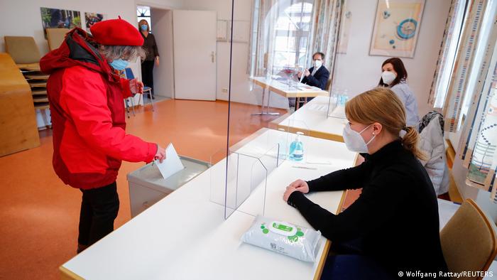 Partido de Angela Merkel sufre dura derrota en dos elecciones regionales… Partido de Angela Merkel sufre dura derrota en dos elecciones regionales...