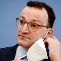 Ministro alemán admite haber recurrido a amigos para adquirir mascarillas