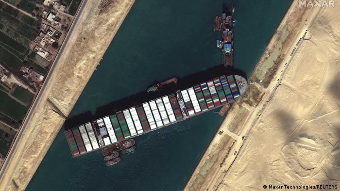 Un error humano pudo haber causado encallamiento de buque en canal de Suez Un error humano pudo haber causado encallamiento de buque en canal de Suez