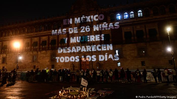 Protestan por violencia machista en Palacio Nacional de México Protestan por violencia machista en Palacio Nacional de México