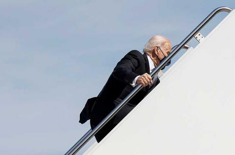 Joe Biden pierde el equilibrio y tropieza tres veces en escaleras de avión presidencial Joe Biden pierde el equilibrio y tropieza tres veces en escaleras de avión presidencial