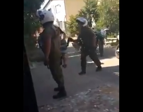 Vecinos reciben nuevo ataque con gas pimienta por parte de Carabineros en Puente Alto Vecinos reciben nuevo ataque con gas pimienta por parte de Carabineros en Puente Alto