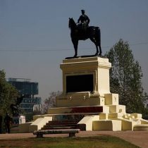 Soterrar la estatua de Baquedano durante manifestaciones: la disparatada propuesta de candidato a concejal UDI para resguardar el monumento