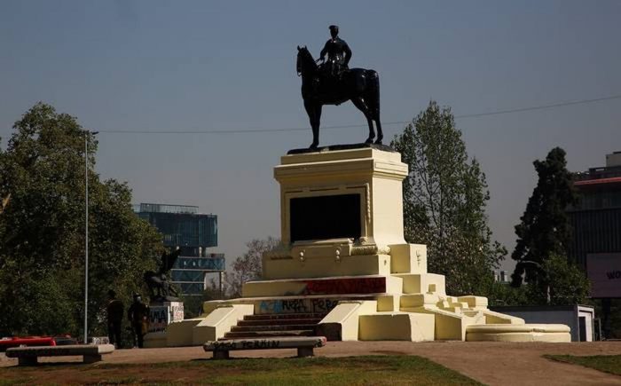 Soterrar la estatua de Baquedano durante manifestaciones: la disparatada propuesta de candidato a concejal UDI para resguardar el monumento Soterrar la estatua de Baquedano durante manifestaciones: la disparatada propuesta de candidato a concejal UDI para resguardar el monumento