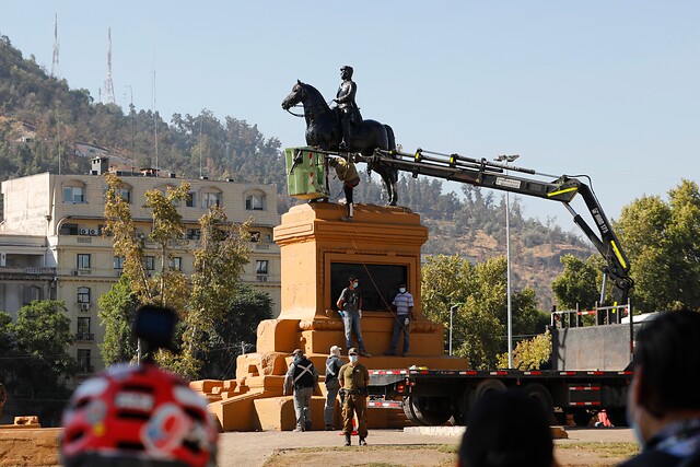 Acusado de intentar derribar estatua de Baquedano durante 8M no se podrá acercar a inmediaciones de la plaza Acusado de intentar derribar estatua de Baquedano durante 8M no se podrá acercar a inmediaciones de la plaza