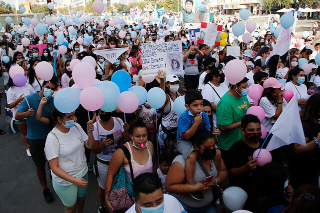 Manifestaciones por muertes de Itan y Tamara se realizan en la Alameda: asistentes piden justicia para los menores Manifestaciones por muertes de Itan y Tamara se realizan en la Alameda: asistentes piden justicia para los menores