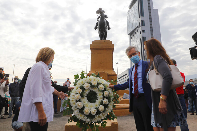 Desconocidos retiran arreglos florales dejados por exmilitares a estatua de Baquedano Desconocidos retiran arreglos florales dejados por exmilitares a estatua de Baquedano