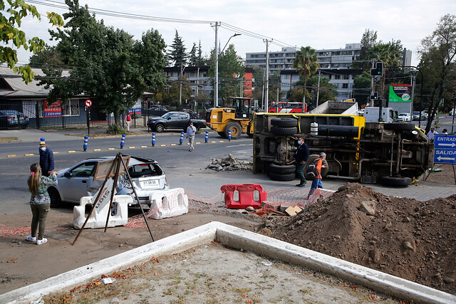 Choque de camión provocó accidente múltiple en Las Condes: conductor no contaba con licencia Choque de camión provocó accidente múltiple en Las Condes: conductor no contaba con licencia