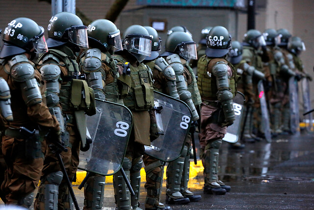 Primer viernes de manifestaciones ante muro de acero en Plaza Baquedano: Carabineros insiste en copamiento Primer viernes de manifestaciones ante muro de acero en Plaza Baquedano: Carabineros insiste en copamiento